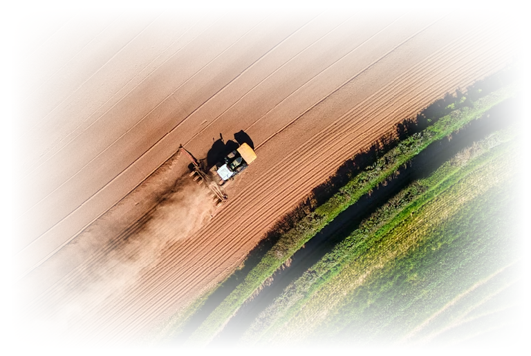 Traktor a mezőn felülnézetből